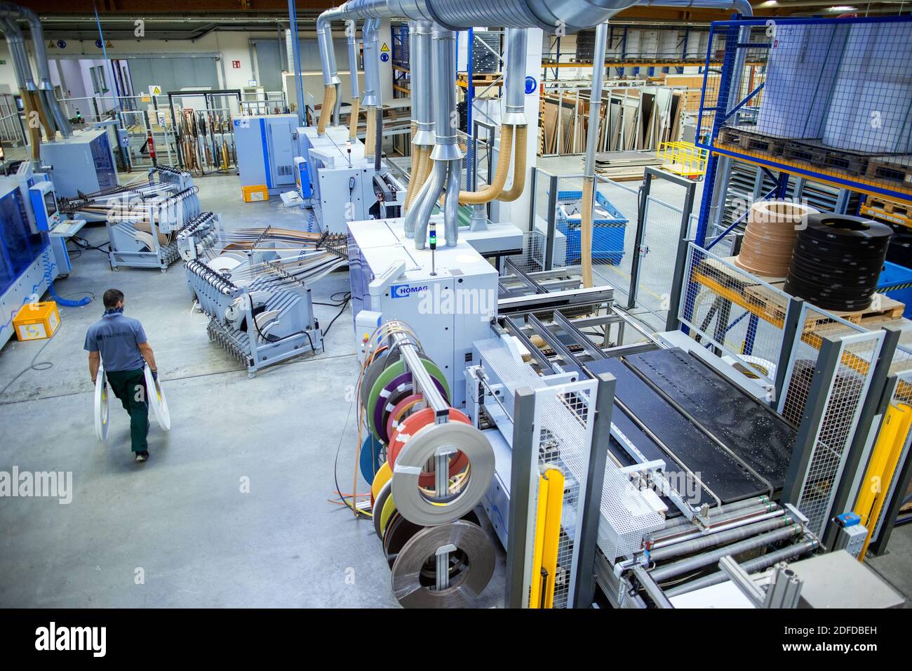 25 novembre 2020, Mecklembourg-Poméranie occidentale, Schönberg: Gerber Jan surveille le système Flex 1 pour couper et bordures des pièces de meubles dans l'un des halls de production du fabricant de meubles de bureau Palmberg. L'entreprise, qui compte aujourd'hui 570 employés et un chiffre d'affaires de 108 millions d'euros en 2019, célèbre son 30e anniversaire. Photo: Jens Büttner/dpa-Zentralbild/ZB Banque D'Images