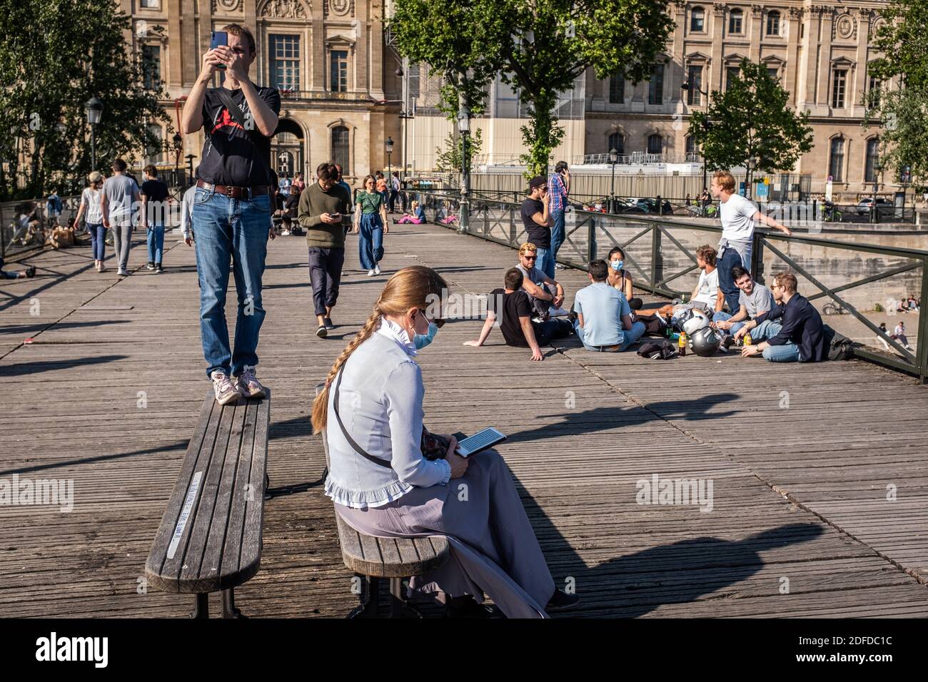 DECONFINEMENT SUR LE PONT DU PONT DES ARTS À PARIS, (75) PARIS, ILE DE FRANCE, FRANCE Banque D'Images