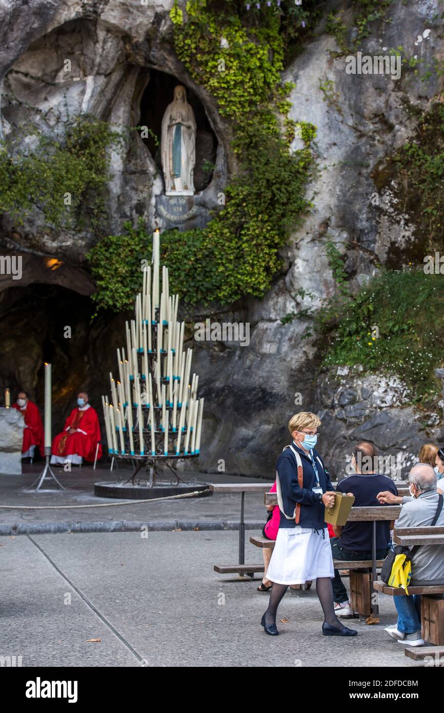 LA GROTTE DE MASSABIELLE, LA GROTTE DE LOURDES, LIEU DE PÈLERINAGE CATHOLIQUE. C'EST ICI QUE BERNADETTE SOUBIOUS A DIT QU'ELLE AVAIT VU 18 APPARITIONS DE LA VIERGE MARIE EN 1858 ET OÙ, SELON LES INSTRUCTIONS DE LA VIERGE, ELLE AURAIT DÉCOUVERT UN RESSORT QUI AUJOURD'HUI EST RÉPUTÉ MIRACULEUX, LOURDES, (65) HAUTES PYRÉNÉES, NOUVELLE AQUITAINE, FRANCE Banque D'Images