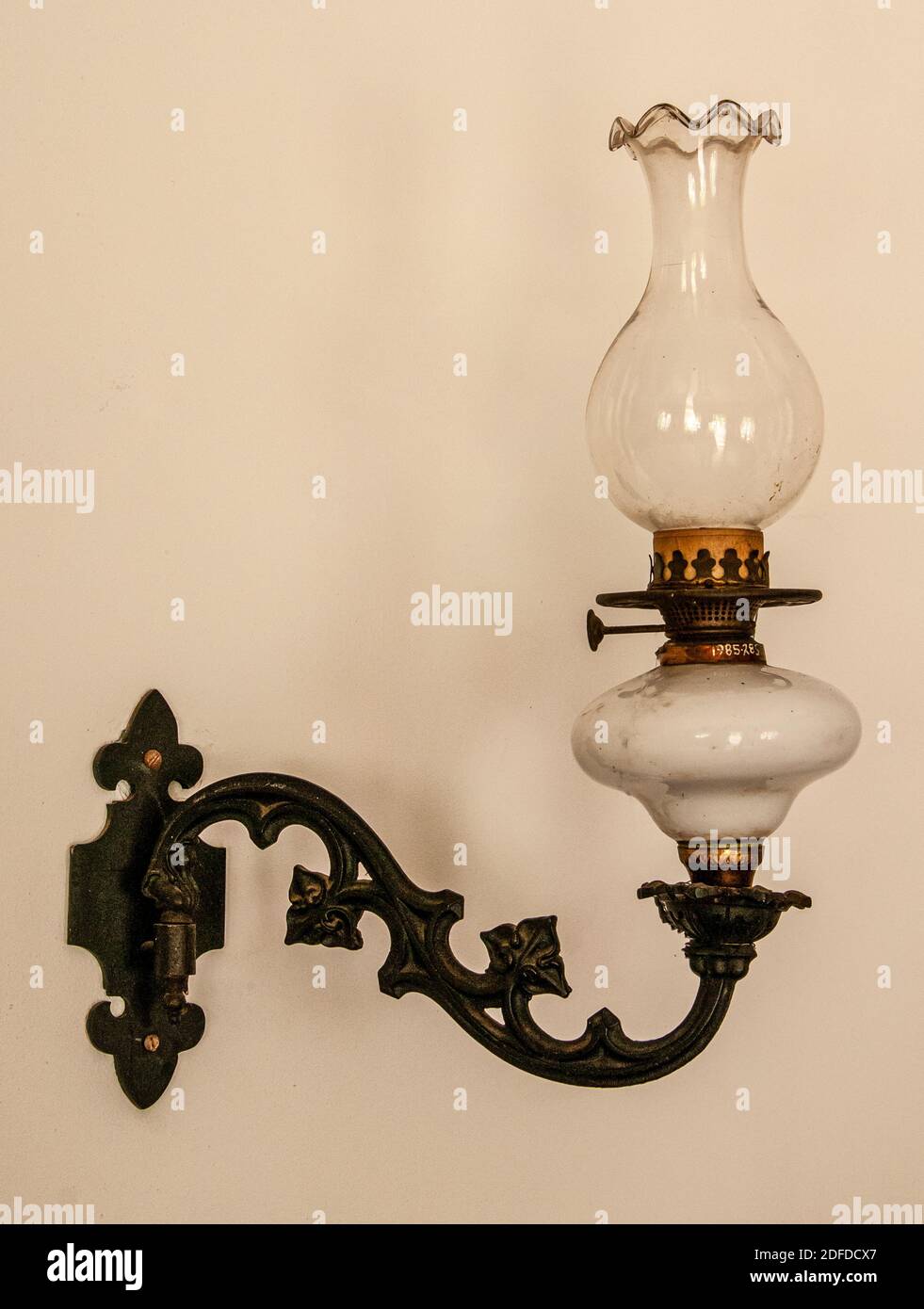 Ancienne lampe à huile sur un support mural en fonte Photo Stock - Alamy