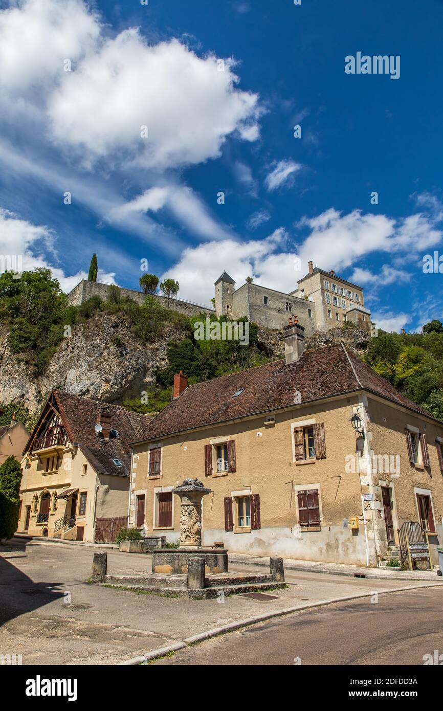 CHÂTEAU ET KEEP, MAILLY LE CHÂTEAU ET FONTAINE AU LOUP, YONNE, BOURGOGNE, FRANCE Banque D'Images