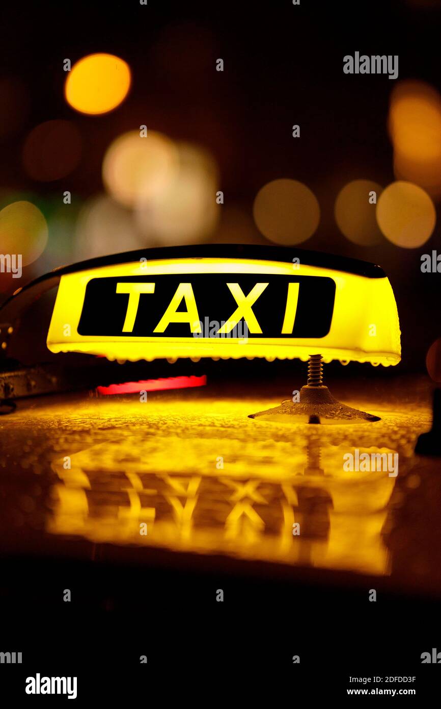 Voitures de taxi sur les Kolner Rings. L'industrie estime que chaque troisième taxi pourrait être annulé d'ici la fin de l'année. En raison de ce verrouillage, les chauffeurs de taxi ont à peine eu des emplois depuis le début du mois de novembre. Par conséquent, ils espèrent maintenant obtenir l'aide de la part du gouvernement fédéral dans la crise de la couronne. En plus de Corona, l'industrie souffre également de la concurrence d'Uber et Free Now ou d'offres telles que car2go. (Photo de sujet, photo de symbole) Koln, 02.12.2020 | utilisation dans le monde entier Banque D'Images
