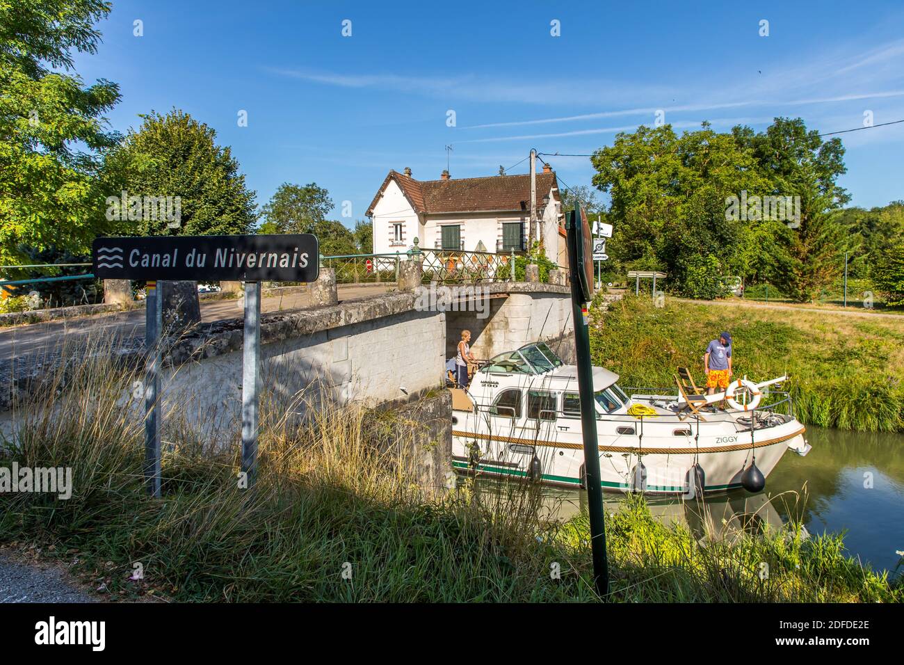 PORT FLUVIAL SUR LE CANAL DU NIVERNAIS, CHATEL CENSOIR, YONNE, BOURGOGNE, FRANCE Banque D'Images