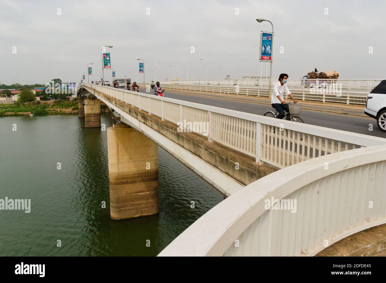 Phnom Penh, Cambodge - mars 2015 : pont traversant le Mékong. Les personnes qui conduisent des vélos et des motos sur le pont. Banque D'Images