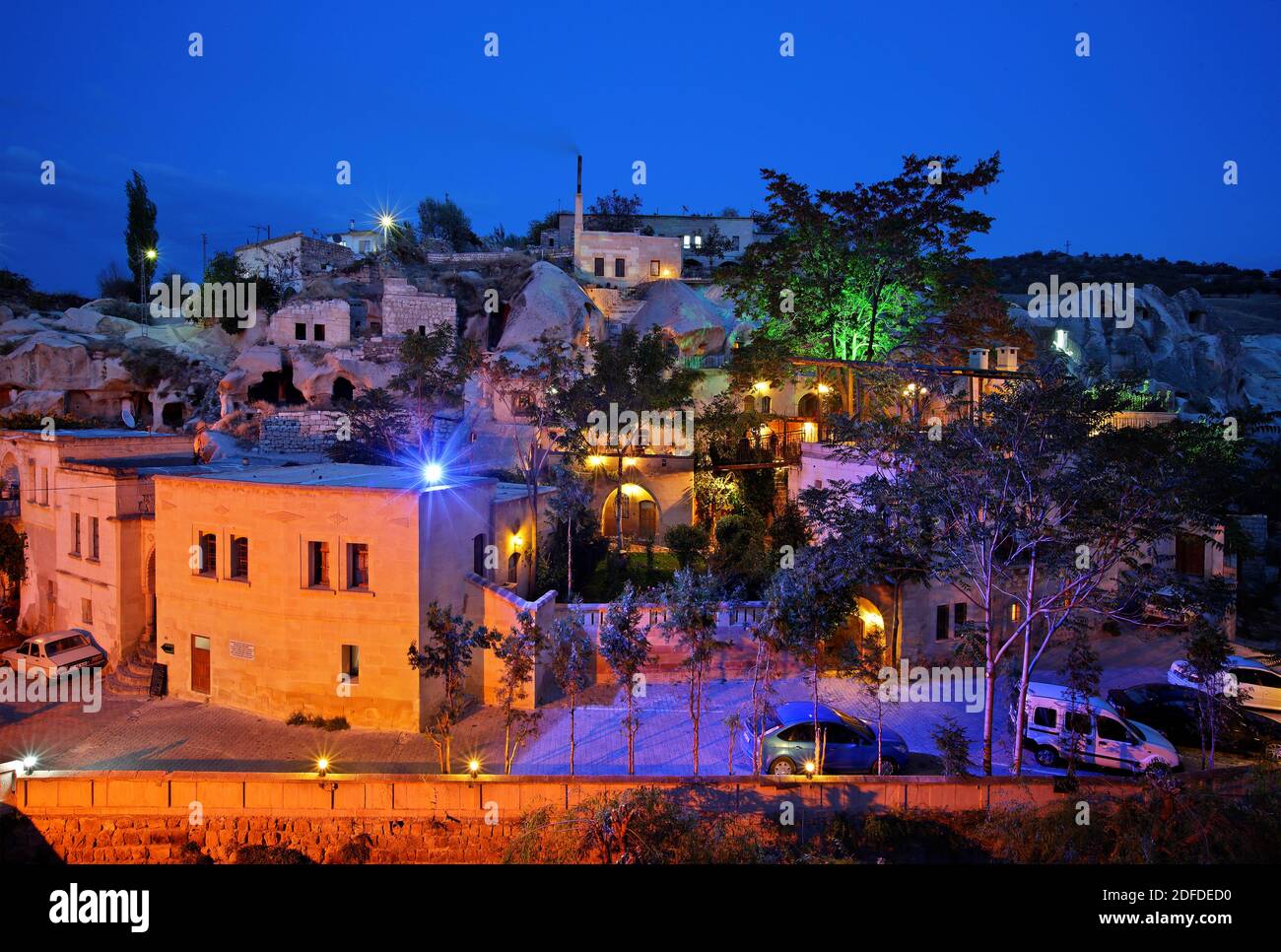 Vue de nuit de l'hôtel grotte de Gamirasu dans le village d'Ayvali (entre Urgup et Sinassos), Nevsehir, Cappadoce, Turquie. Banque D'Images