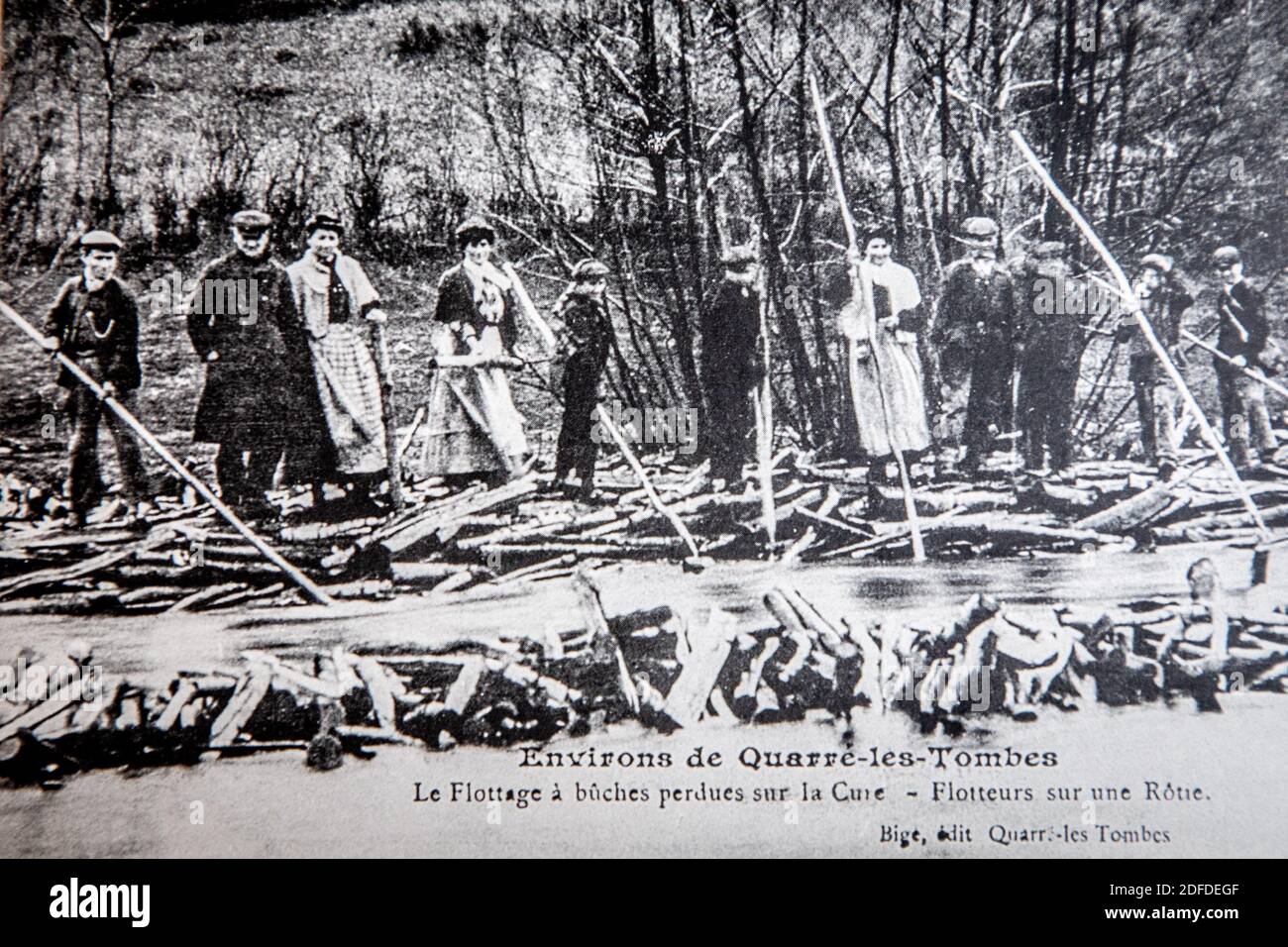 ANCIENNE CARTE POSTALE ILLUSTRANT LES FLOTTEURS EN BOIS ET LES FLOTTEURS EN BOIS, SALLE DÉDIÉE AUX FLOTTEURS EN BOIS, MUSÉE ROMAIN ROLLAND, CLAMECY, NIÈVRE, BOURGOGNE, FRANCE Banque D'Images