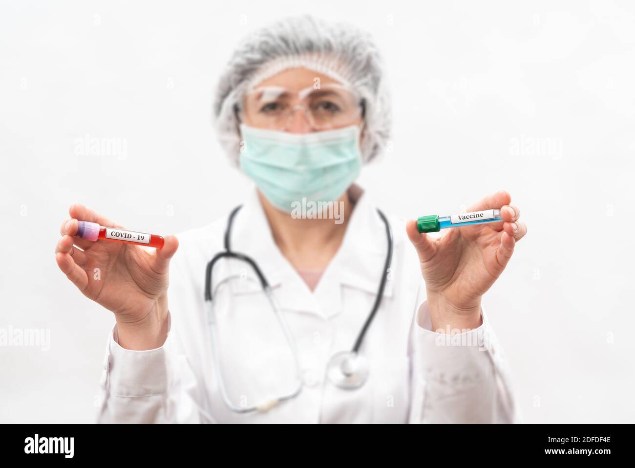 Infirmier médical sur fond blanc, montre compare, tube à essai avec des bactéries virales et virus Banque D'Images