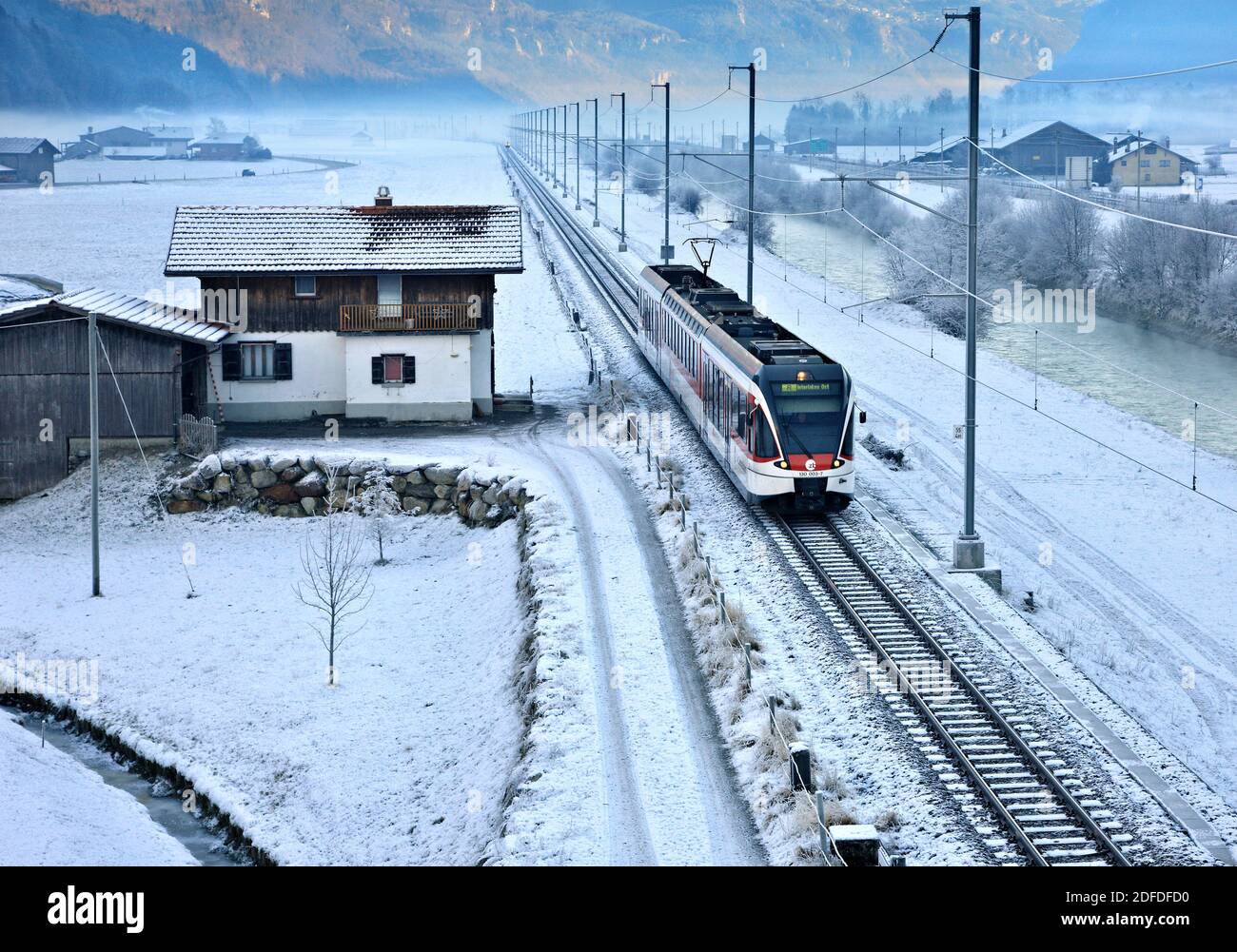 Train passant du village de Brienz, direction Interlaken, Oberland bernois, Suisse. Banque D'Images