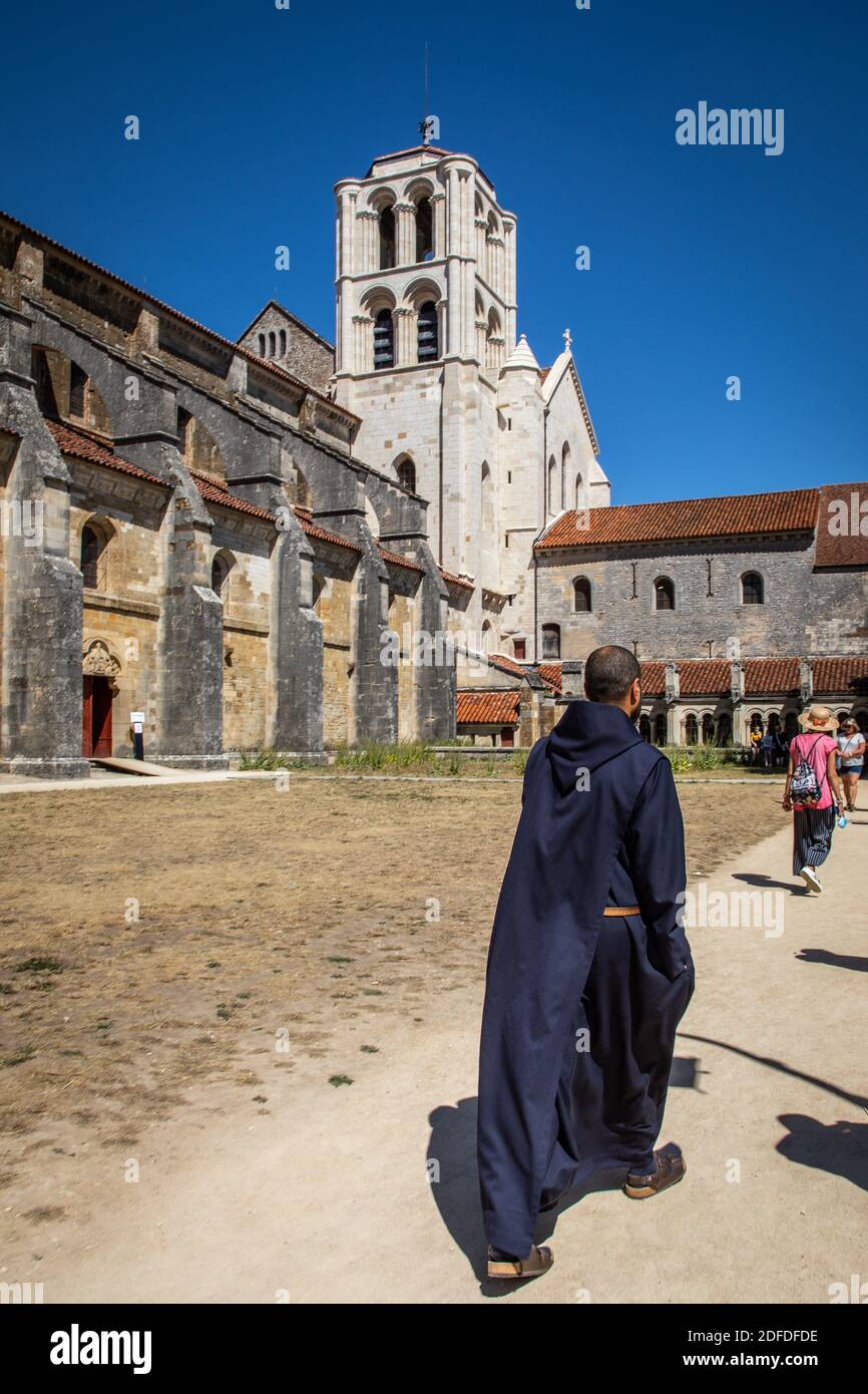 PRÊTRE FRANCISCAIN, BASILIQUE SAINTE-MARIE-MADELEINE, VEZELAY, YONNE, BOURGOGNE, FRANCE Banque D'Images
