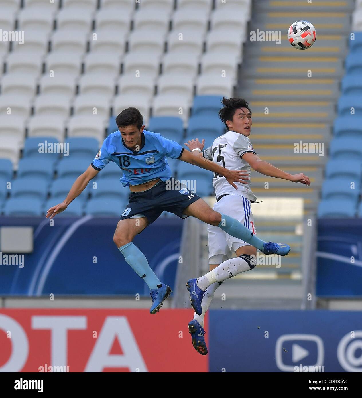 Doha, Qatar. 4 décembre 2020. Makito Ito (R) de Yokohama F. Marinos rivalise avec Luke Ivanovic du FC de Sydney lors du match du Groupe H entre Yokohama F. Marinos du Japon et le FC de Sydney de l'Australie à la Ligue des champions de l'AFC 2020 à Doha, capitale du Qatar, le 4 décembre 2020. Credit: Nikku/Xinhua/Alay Live News Banque D'Images