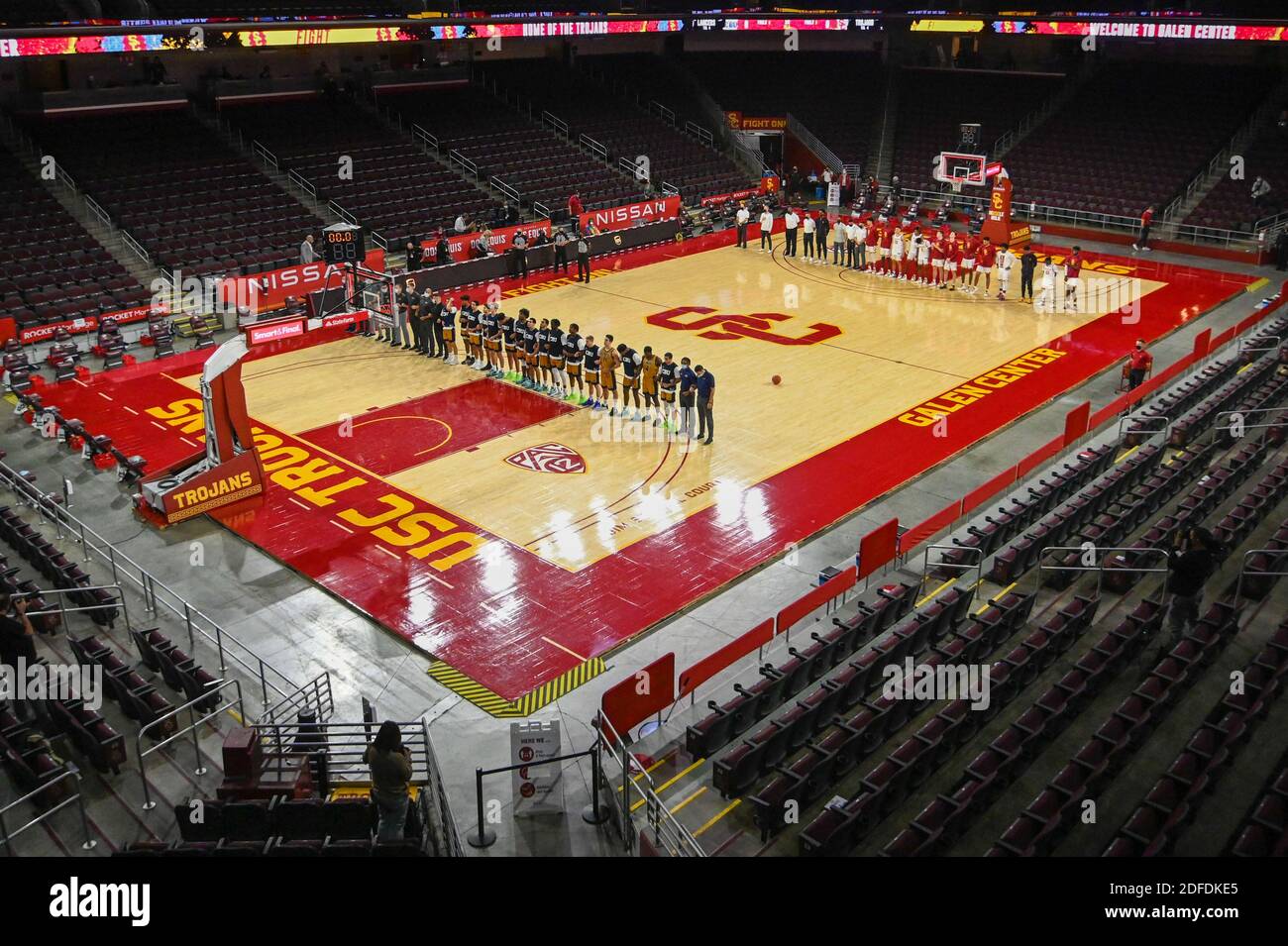 Les chevaux de Troie de Californie du Sud et les joueurs de Cal Baptist Knights se disputent l'hymne national avant un match de basket-ball de la NCAA, le mercredi 25 novembre 2020, in Banque D'Images
