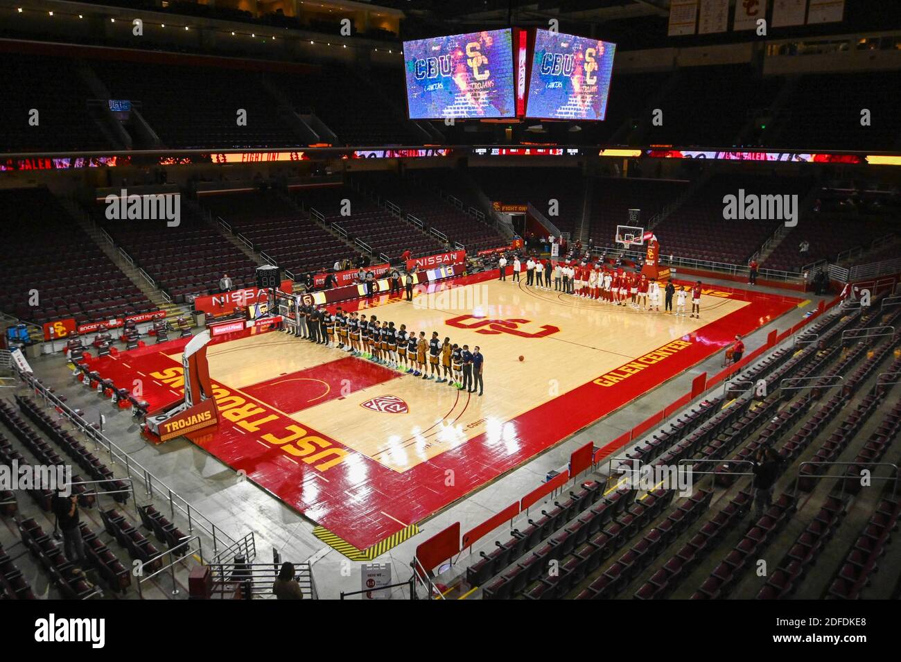 Les chevaux de Troie de Californie du Sud et les joueurs de Cal Baptist Knights se disputent l'hymne national avant un match de basket-ball de la NCAA, le mercredi 25 novembre 2020, in Banque D'Images