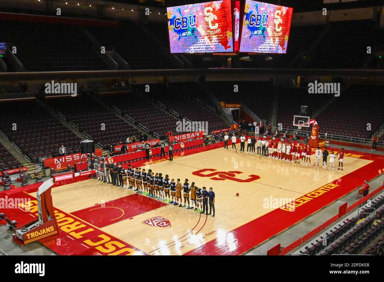 Les chevaux de Troie de Californie du Sud et les joueurs de Cal Baptist Knights se disputent l'hymne national avant un match de basket-ball de la NCAA, le mercredi 25 novembre 2020, in Banque D'Images