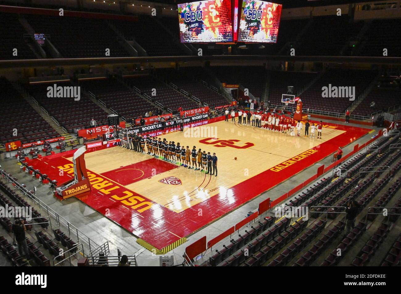 Les chevaux de Troie de Californie du Sud et les joueurs de Cal Baptist Knights se disputent l'hymne national avant un match de basket-ball de la NCAA, le mercredi 25 novembre 2020, in Banque D'Images