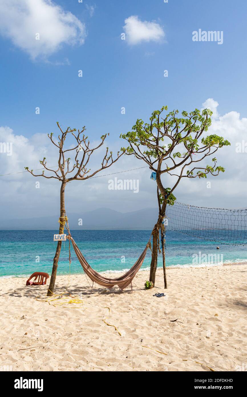 Hamac entre deux arbres sur une plage Banque D'Images