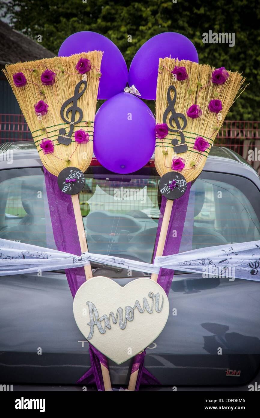 DÉCORATION SUR LA VOITURE DE MARIAGE, BALAIS, PHOTOS DE MARIAGE Photo Stock  - Alamy