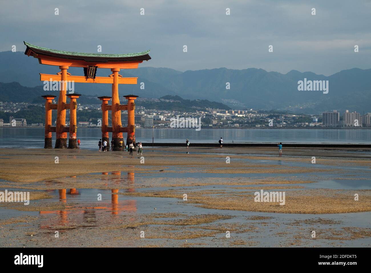 Vue horizontale du ttorii flottant d'Itsukushima- jinja dans la baie d'Hiroshima à marée basse, Miyajima, île d'Itsukushima, Japon Banque D'Images