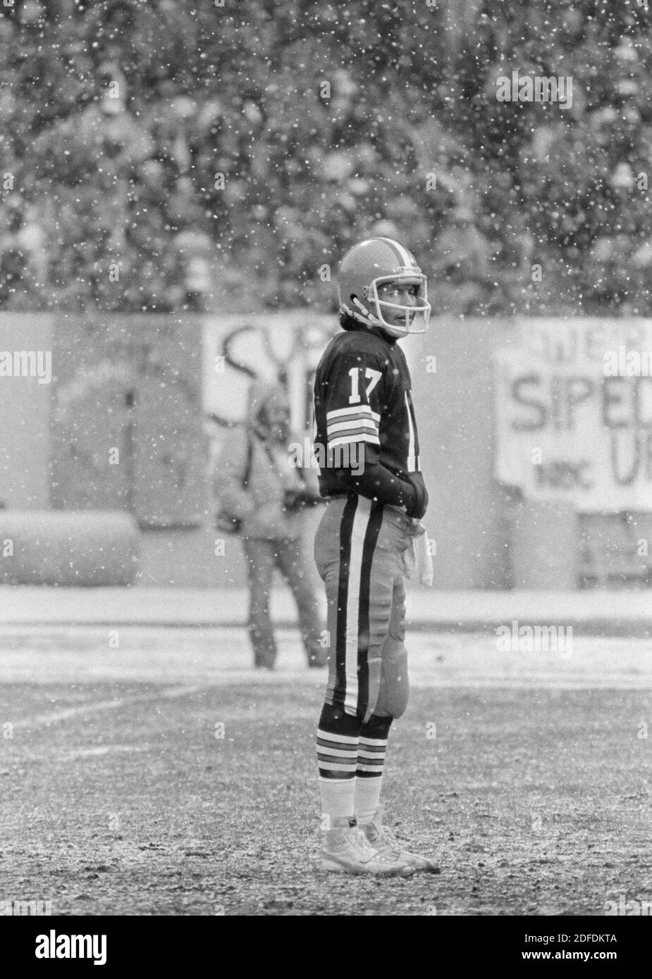 Le quarterback des Cleveland Browns Brian Sipe fait une pause lors d'une chute de neige lors d'un match de fin de saison au stade Cleveland en décembre 1980. Les Browns, connus alors sous le nom de Karciac Kids, ont remporté la division AFC Nord cette année-là. Ernie Mastroianni photo. Banque D'Images