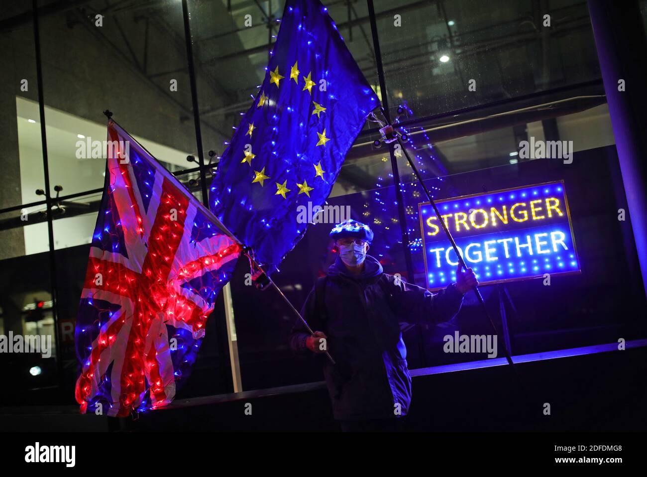 Des manifestants anti-Brexit se trouvent à l'extérieur du centre de conférence BEIS, dans le centre de Londres, où ont lieu les négociations sur l'accord commercial post-Brexit. Banque D'Images