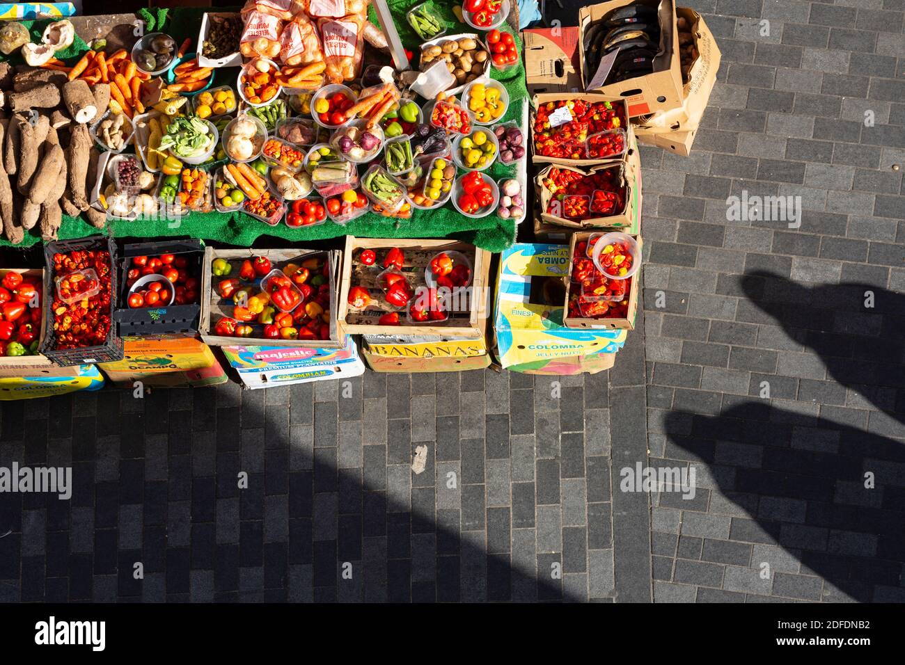 Vue d'en haut montrant un arrêt de rue à Brixton Market, Electric Avenue, Brixton, Londres Banque D'Images