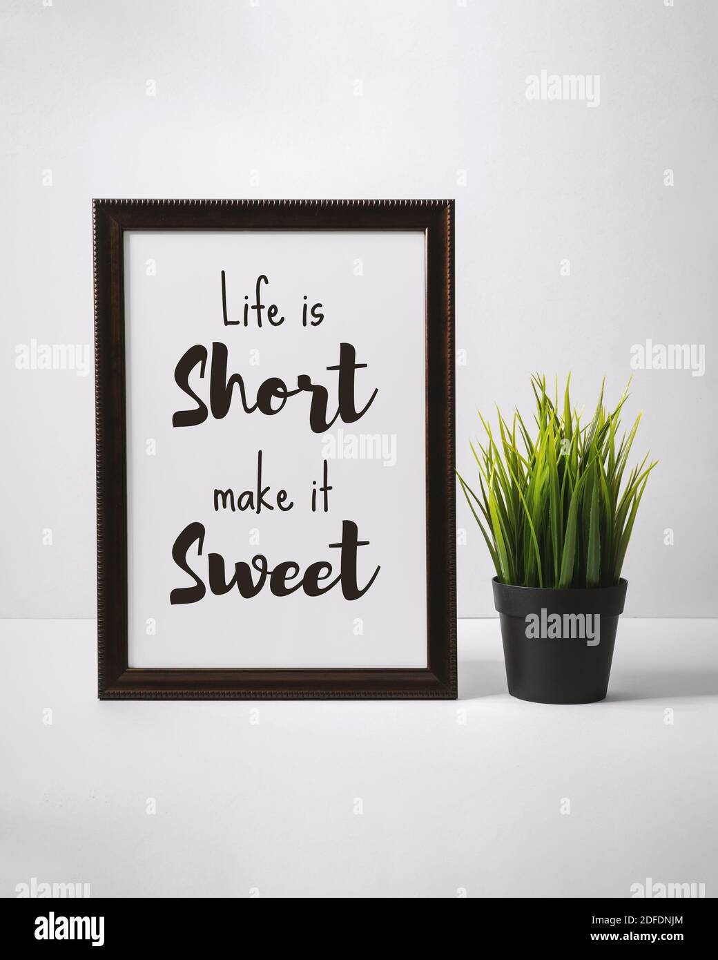 Citations Motivantes Et Inspirantes La Vie Est Courte Faire Doux Duree De Vie Du Cadre Word Sur Le Bureau Photo Stock Alamy