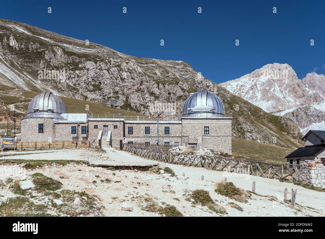 Abruzzi observatoire astronomique avec dômes métalliques, tourné en lumière vive à Campo Imperatore, l'Aquila, Abruzzes, Italie Banque D'Images