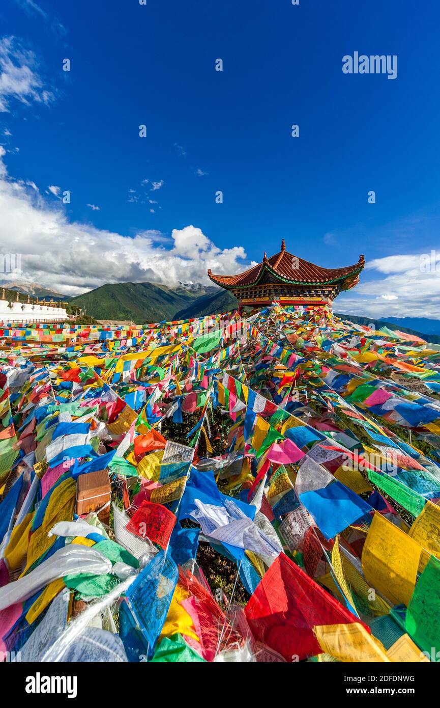 Drapeaux de prière bouddhistes tibétains suspendus d'une pagode surplombant les montagnes Kawa Garpo, qui abrite l'un des pèlerinages les plus sacrés du bouddhisme tibétain. Banque D'Images