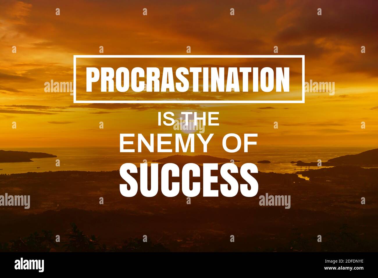 Citation Inspirante Et Motivationnelle La Procrastination Est L Ennemi Du Succes Arriere Plan Du Coucher Du Soleil Photo Stock Alamy