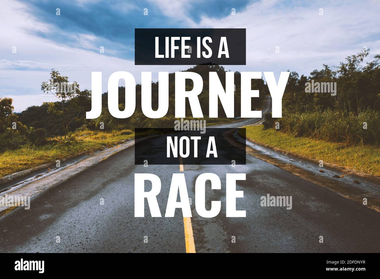 Citation Inspirante Et Motivationnelle La Vie Est Un Voyage Pas Une Course Country Asphalt Road Arriere Plan Photo Stock Alamy