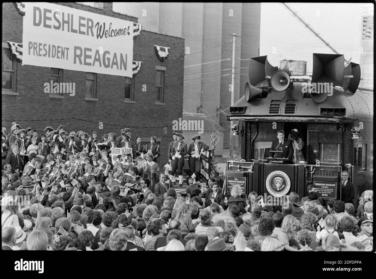 Le président Ronald Reagan fait campagne à Deshler, en Ohio, le 12 octobre 1984, lors d'une tournée de l'Ohio. Il a roulé dans la célèbre voiture Ferdinand Magellan, la même voiture Pullman que les présidents Franklin Roosevelt et Harry Truman. Ernie Mastroianni photo Banque D'Images