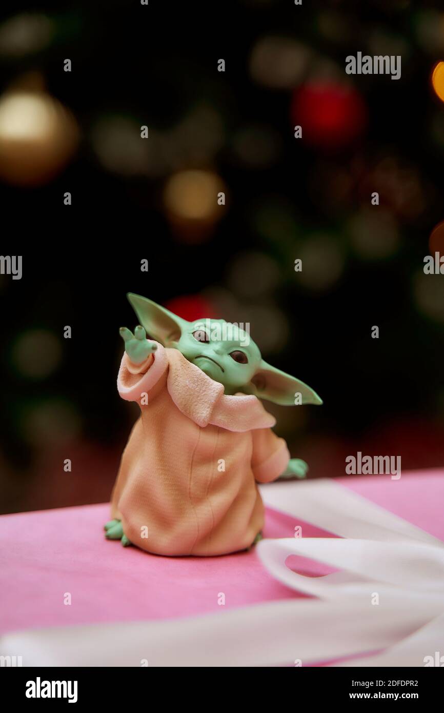 Ouralsk Kazakhstan Decembre Baby Yoda Un Personnage D Action Se Tient Sur Une Boite Cadeau Rose Arriere Plan Flou Photo Stock Alamy Ouralsk Kazakhstan Decembre Baby Yoda Un Personnage D Action Se Tient Sur Une Boite Cadeau Rose Arriere Plan Flou Photo Stock Alamy