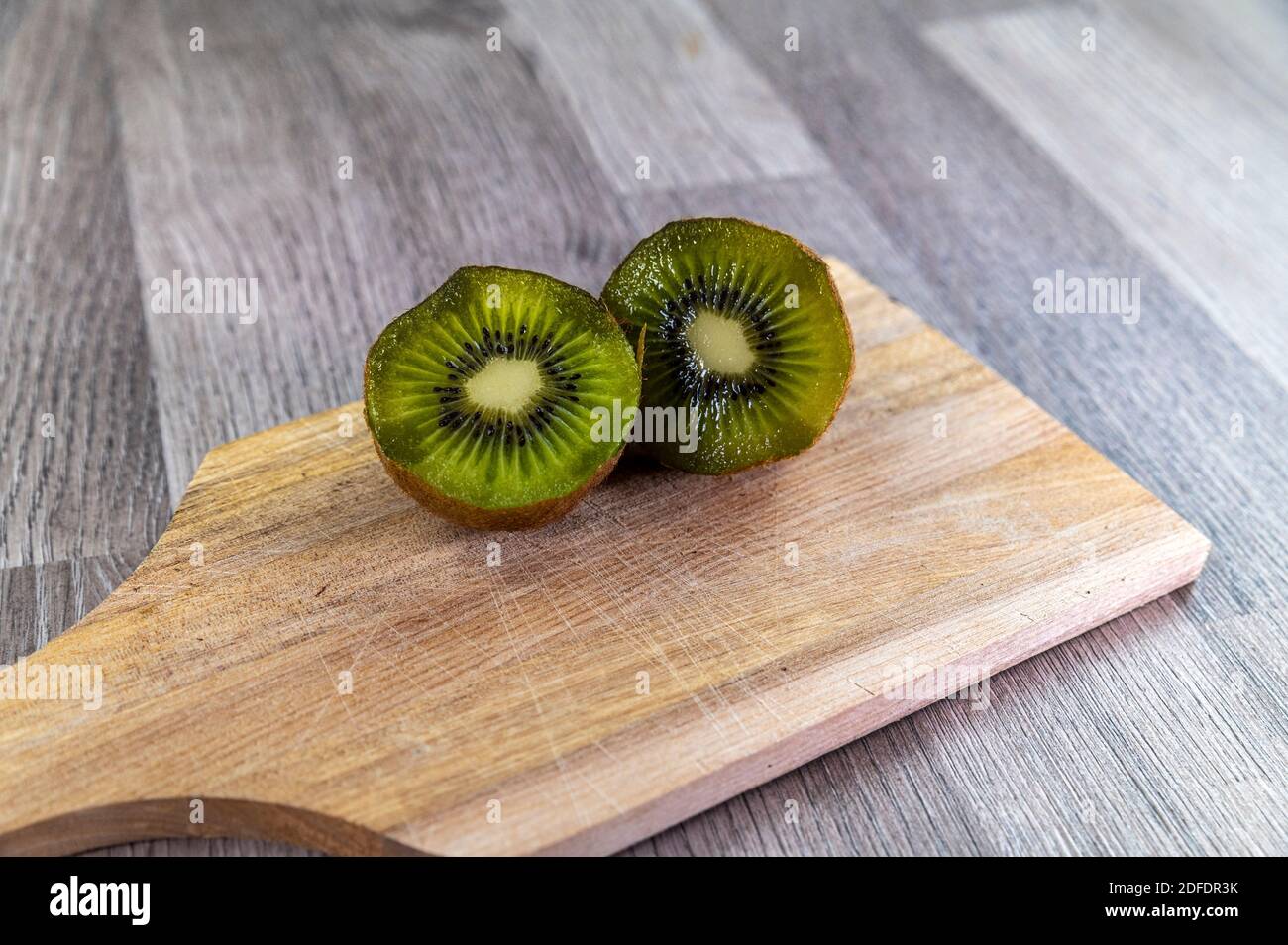composition de kiwis avec kiwis exposés dans diverses perspectives sur le bois tableau Banque D'Images