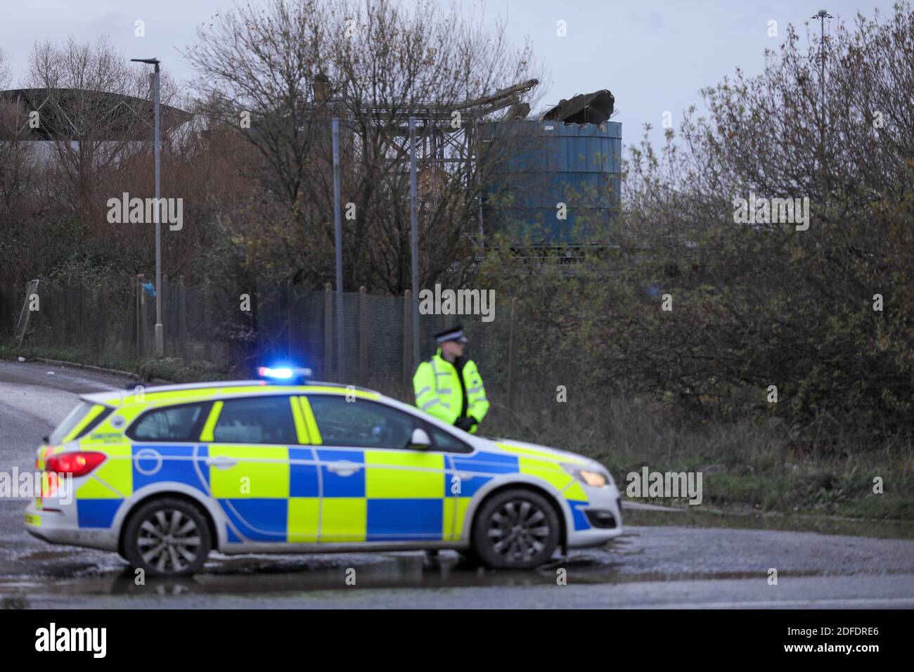 Avonmouth, Bristol dans l'ouest de l'Angleterre. 4 décembre 2020. Un policier est vu près de la scène d'une explosion dans un centre de traitement des eaux usées à Avonmouth, près de la ville de Bristol, dans le sud-ouest de l'Angleterre, en Grande-Bretagne, le 4 décembre 2020. Quatre personnes ont été tuées jeudi lors d'une grande explosion dans un centre de traitement des eaux usées d'Avonmouth, a confirmé la police locale. Credit: Han Yan, Tim Ireland/Xinhua/Alamy Live News Banque D'Images