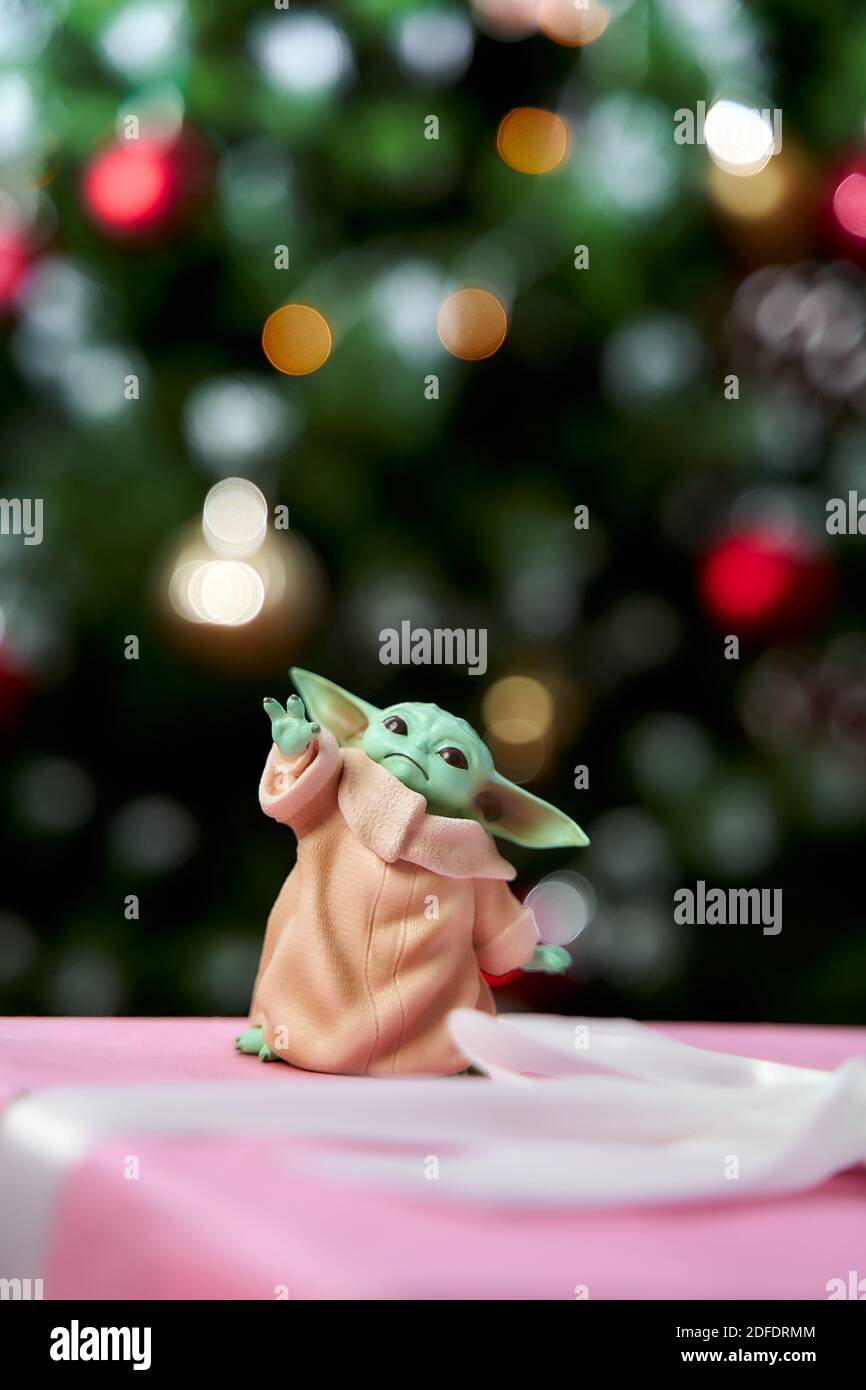 Ouralsk Kazakhstan Decembre Baby Yoda Un Personnage D Action Se Tient Sur Une Boite Cadeau Rose Arriere Plan Flou Photo Stock Alamy Ouralsk Kazakhstan Decembre Baby Yoda Un Personnage D Action Se Tient Sur Une Boite Cadeau Rose Arriere Plan Flou Photo Stock Alamy