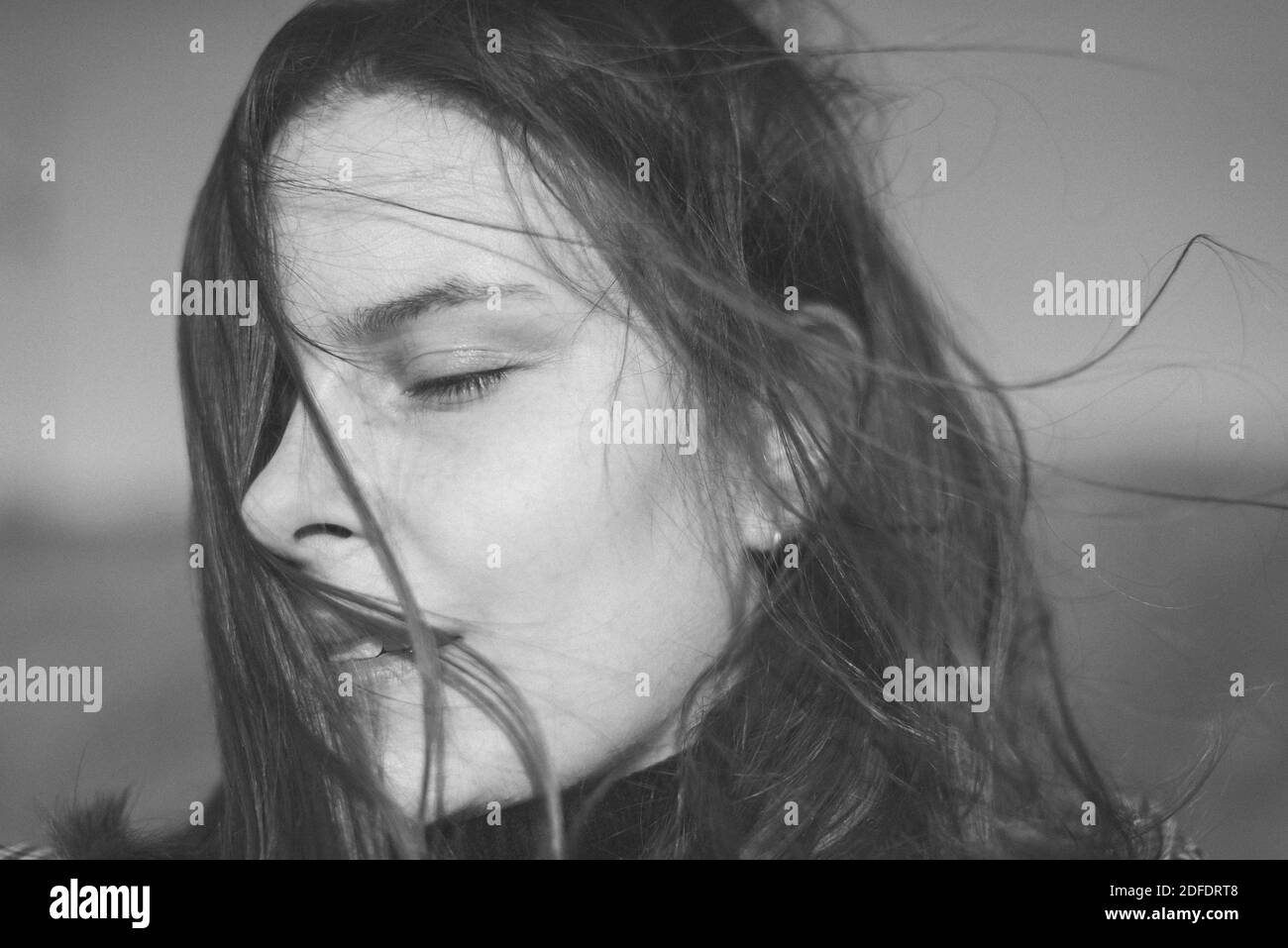 portrait d'une jeune femme sur un jour ensoleillé à automne Banque D'Images