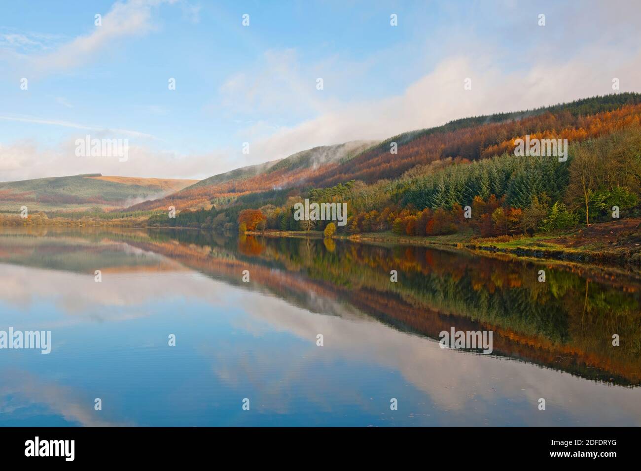 Brume d'automne au lac STILL dans les Brecon Beacons in Pays de Galles du Sud Banque D'Images