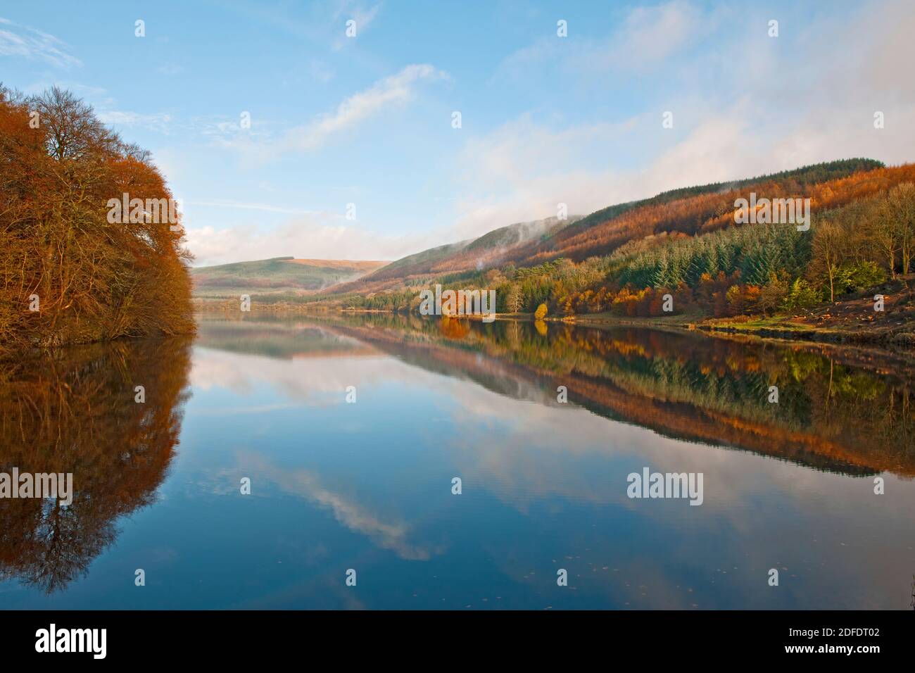 Brume d'automne au lac STILL dans les Brecon Beacons in Pays de Galles du Sud Banque D'Images