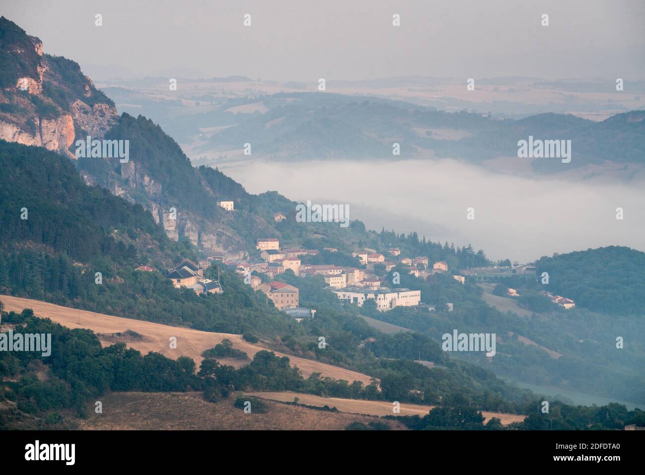 Vue aérienne du village de Roquefort-sur-Soulzon dans le paysage, France, Europe. Banque D'Images