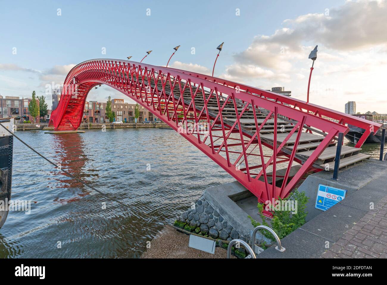 Amsterdam, pays-Bas - 17 mai 2018 : Pont rouge Pythonbrug au-dessus du canal dans l'est d'Amsterdam, pays-Bas. Banque D'Images