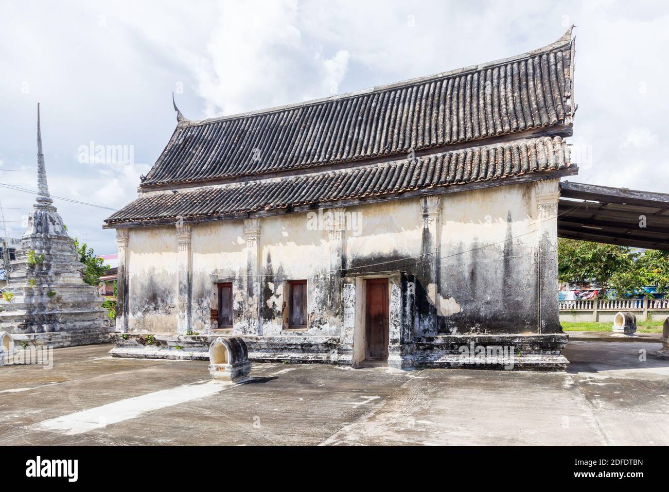 Temple bouddhiste thaïlandais dans la province de Phetchaburi en Thaïlande Banque D'Images