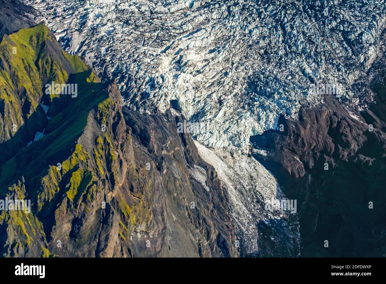 Vue aérienne sur le glacier du volcan Eyjafjallajoekull / Eyjafjallajökull, l'une des plus petites calottes glaciaires de l'Islande en été Banque D'Images