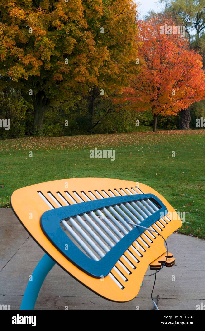 Coin musical dans un parc, Ontario, Canada. Un xylophone géant sur fond d'arbres colorés en automne. Les enfants font de la musique ici tout le temps Banque D'Images