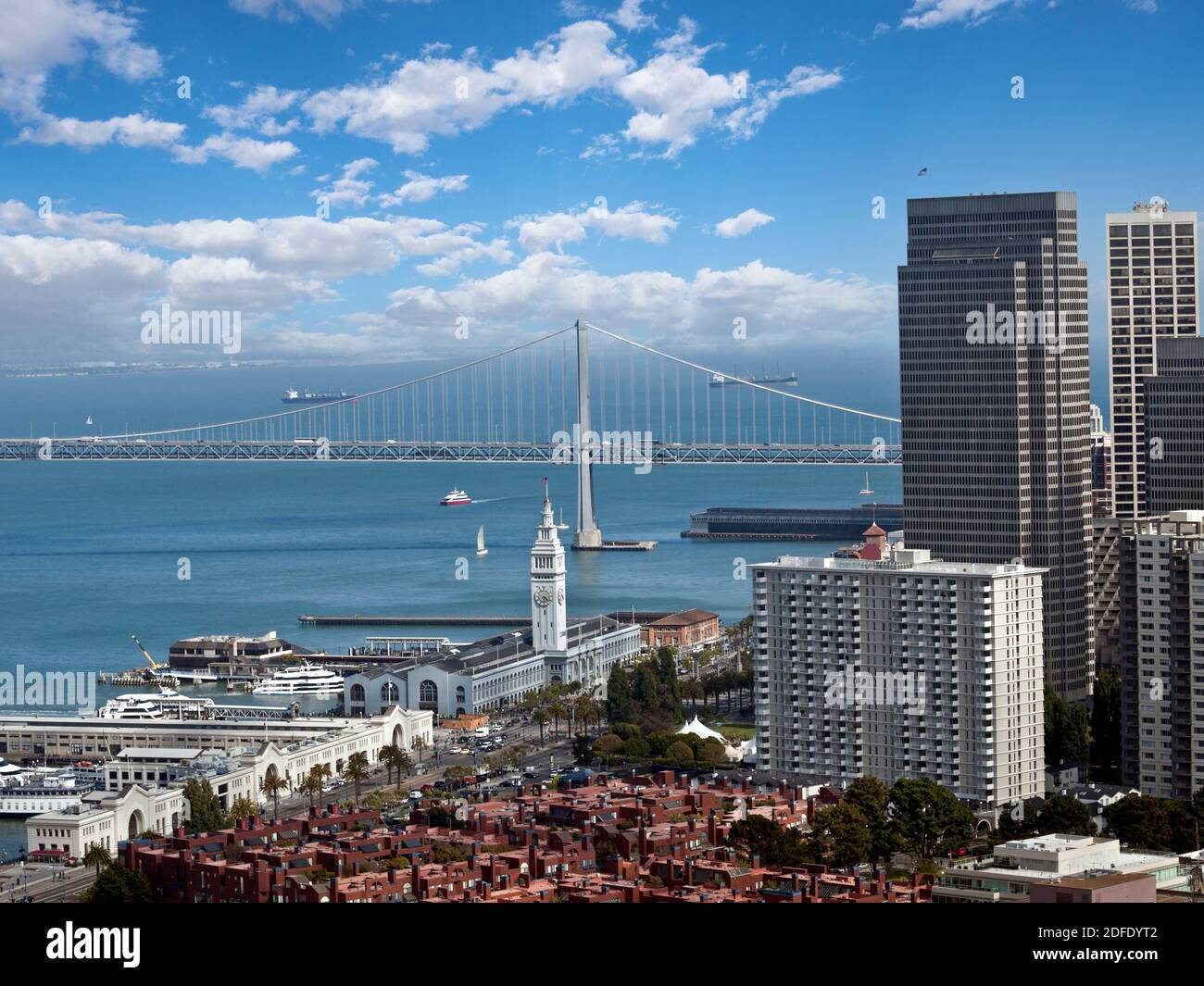 Vue sur San Francisco et le Bay Bridge avec nuages. Banque D'Images