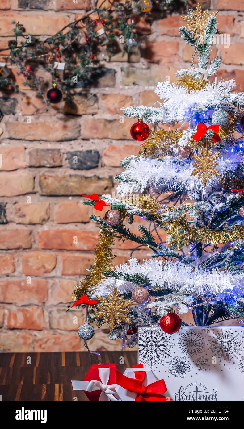 Décoration d'arbre de Noël et de Noël et présente devant le fond de mur de brique avec espace de copie. Arrière-plan de Noël Banque D'Images