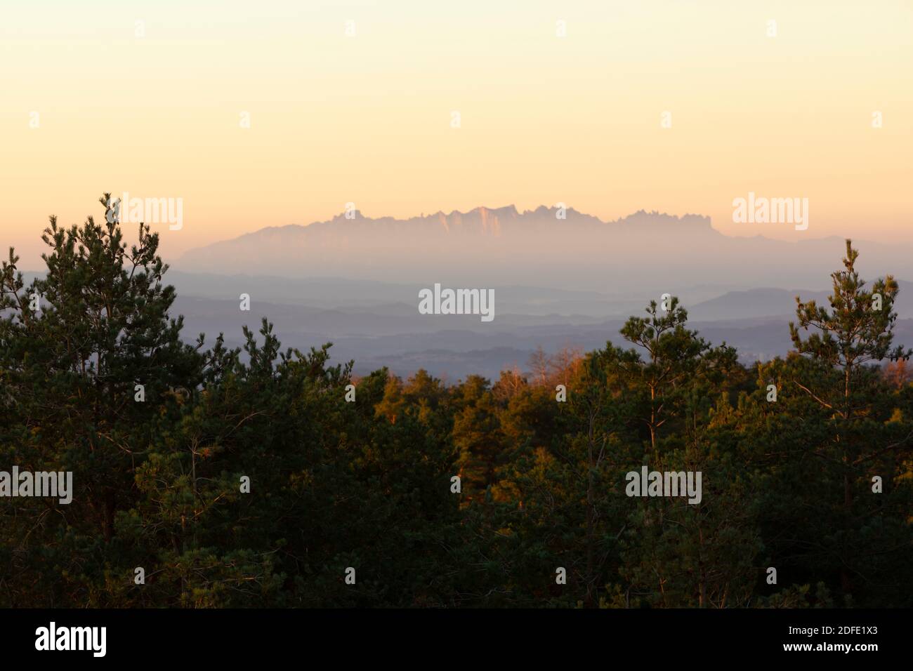 Montagne de Montserrat au lever du soleil. Vue depuis le sanctuaire d'Els Munts. Sant Agustí del Lluçanes, Osona, Barcelone, Espagne, Europe Banque D'Images