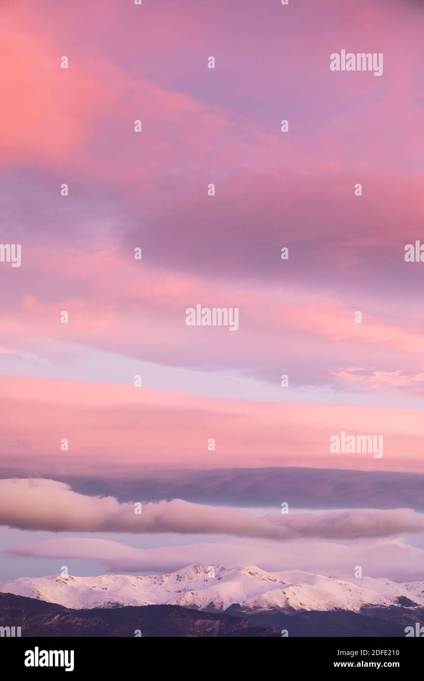 Puigmal (Pyrénées de l'est) au lever du soleil. Vue depuis le sanctuaire d'Els Munts. Sant Agustí del Lluçanes, Osona, Barcelone, Espagne, Europe Banque D'Images