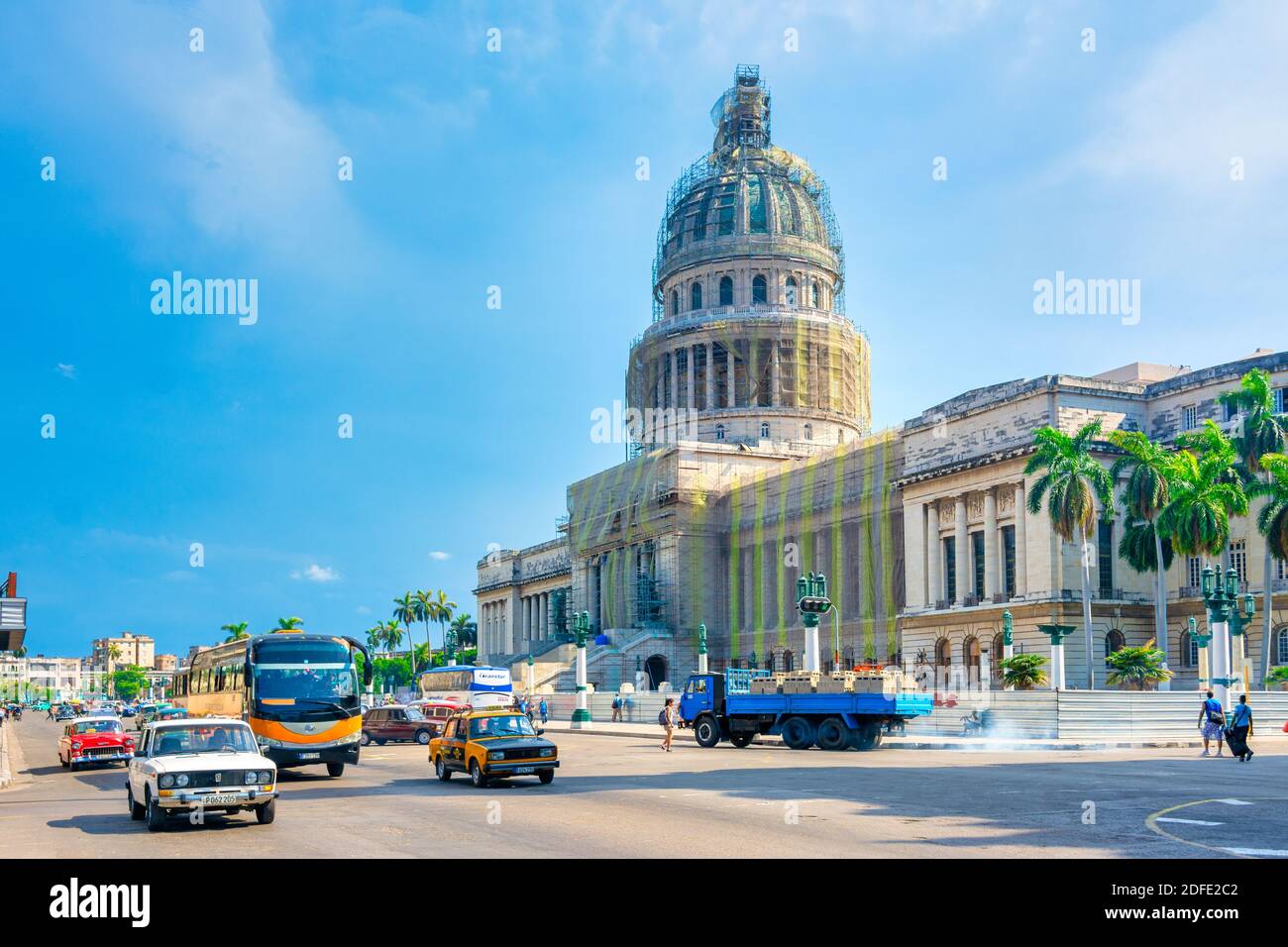 Trafic par le bâtiment Capitolio à la Havane, Cuba Banque D'Images
