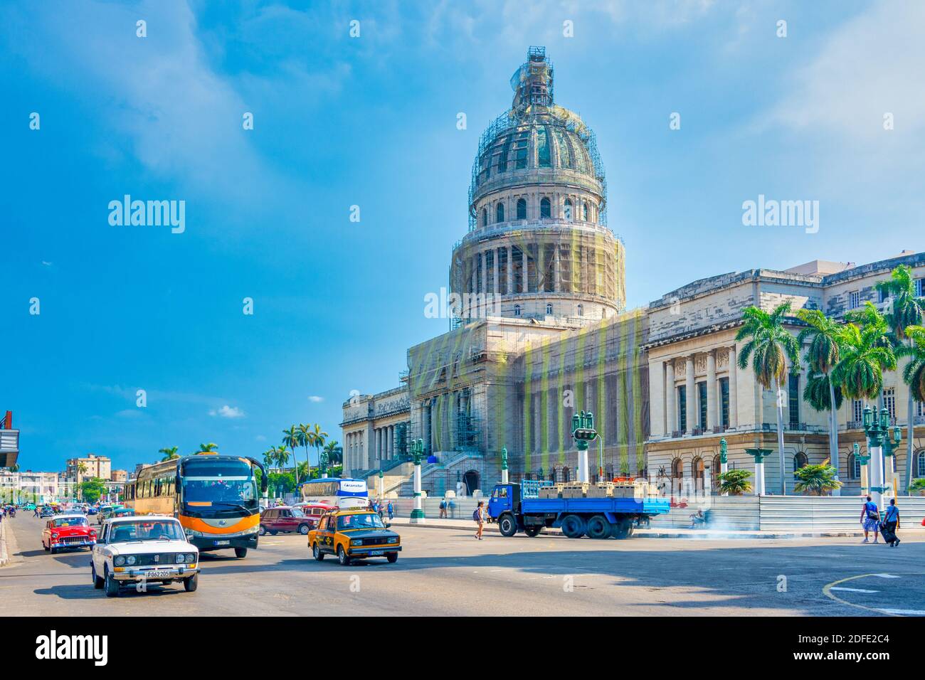 Trafic par le bâtiment Capitolio à la Havane, Cuba Banque D'Images