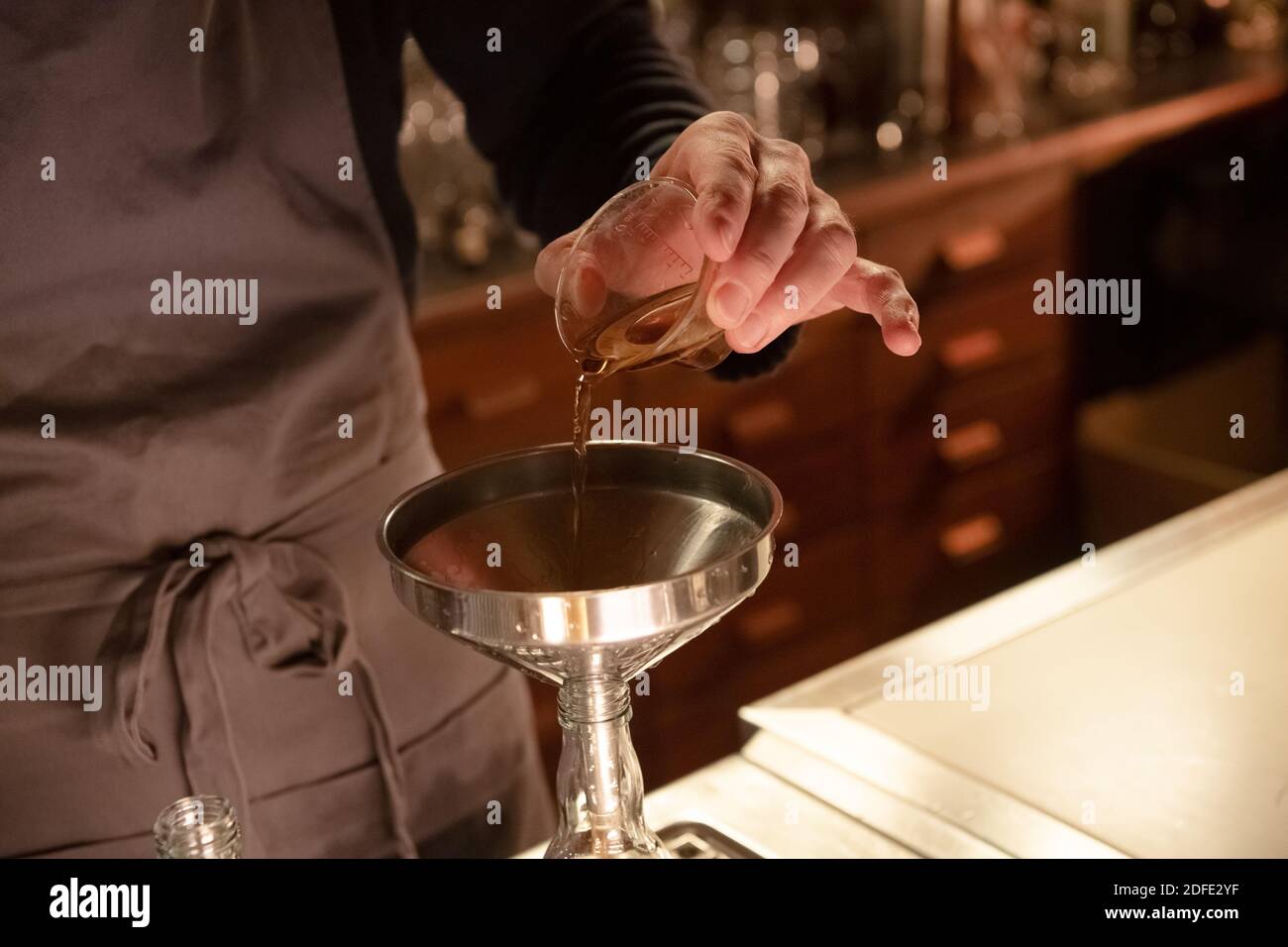 Berlin, Allemagne. 04e décembre 2020. Günter Windhorst, propriétaire du bar à cocktails 'Windhorst' de Mitte, propose des 'cocktails à emporter' dès aujourd'hui. Les fans de cette boisson spéciale peuvent choisir parmi un menu de cocktails. Ils sont ensuite remplis dans de petites bouteilles pour à la maison. En raison de la pandémie de Corona, les établissements gastronomiques ne sont pas autorisés à ouvrir, crédit: Paul Zinken/dpa/Alamy Live News Banque D'Images