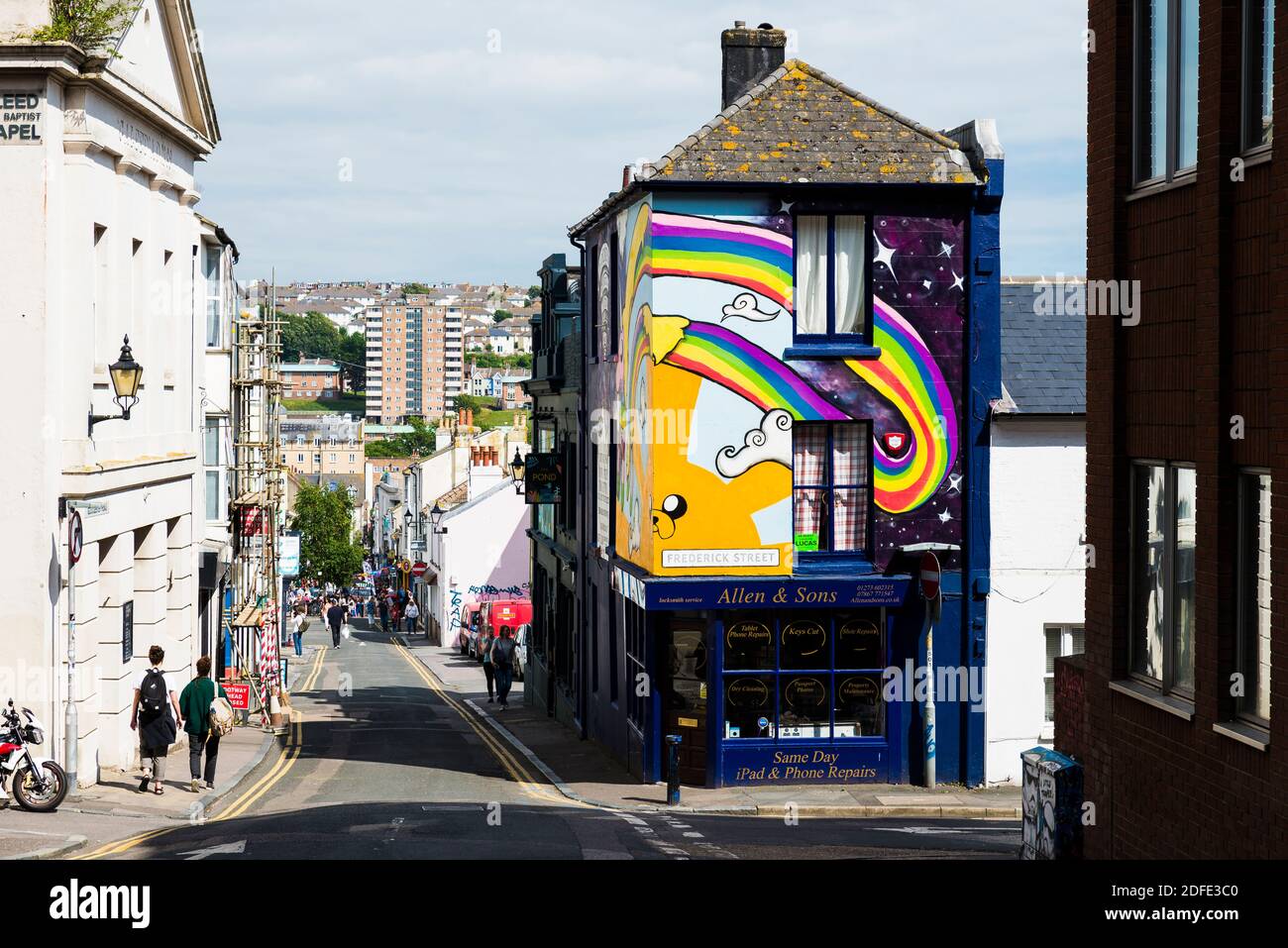 Vue sur Gloucester Road et le bâtiment avec peinture murale au coin de la rue Frederick. Brighton, East Sussex, Angleterre, Royaume-Uni, Europ Banque D'Images